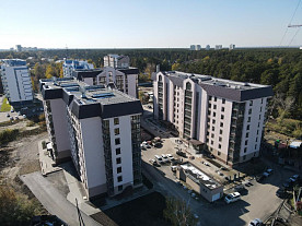 В скандально известном барнаульском ЖК пошли трещины и отпала штукатурка на фасаде